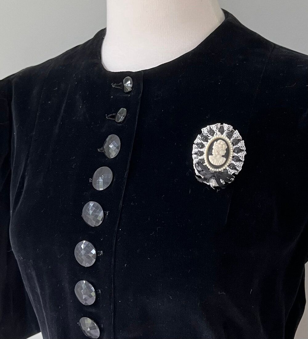 1920s Vintage Womens Black & Cream Victorian Style Cameo Brooch Pin